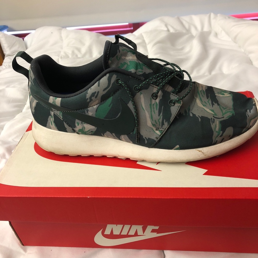 Nike camo Roshe Run size 9